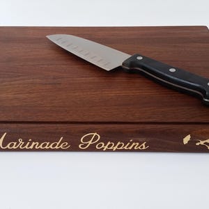 Tagliere in legno massello a forma di libro. Trasforma il tuo tagliere in un libro vintage, personalizzandone il titolo. immagine 9