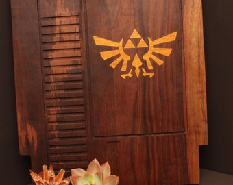 Tabla de cortar para cartuchos de juego de 8 bits con incrustaciones Triforce de 12 x 13 pulgadas. Regalo para jugadores de la vieja escuela, regalo de cocina único, regalo de juegos, videojuego, regalo para nerds