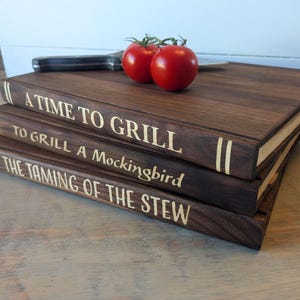 Tagliere in legno massello a forma di libro. Trasforma il tuo tagliere in un libro vintage, personalizzandone il titolo. immagine 3