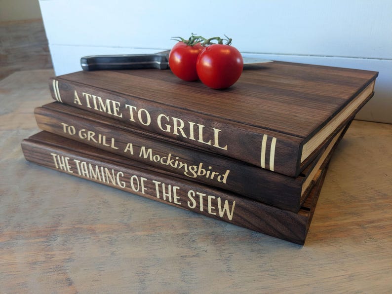 Tagliere in legno massello a forma di libro. Trasforma il tuo tagliere in un libro vintage, personalizzandone il titolo. immagine 3