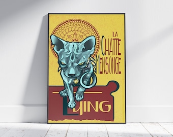 Może przedstawiać: Oprawiony plakat z wystylizowaną ilustracją niebieskiego kota ze złą miną. Plakat ma żółte tło z czerwoną i brązową obwódką. Tekst na plakacie brzmi "LA CHATTE MENSONGE" i "LYING".