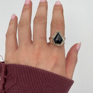 Anel de espinélio preto com detalhes preenchidos em ouro 14k. Tamanho 8,5