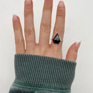 Prata de lei cheia de ouro de 14 kt, anel de espinélio preto. Tamanho 8