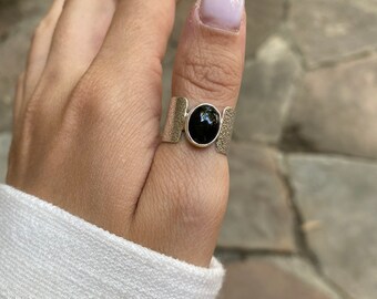 Sterling Silver Textured Band, Black Onyx Ring, Size 5.5.