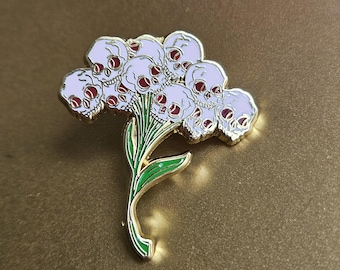 Skull Bouquet Pin. Macabre Enemal Pin. Spooky brooch.