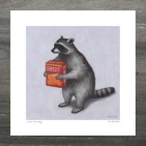 Oryginalna grafika Raccoon with Cheese Crackers autorstwa Sarah Becktel. Zabawny wydruk artystyczny Raccoon, prezent dla miłośnika Raccoon, wydruk artystyczny Cheez-it, sztuka serowa