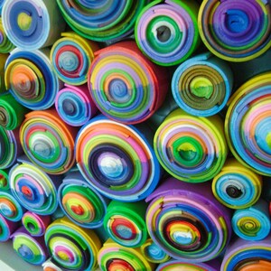 Puede incluir: Una pieza de arte de pared colorida hecha de c&iacute;rculos conc&eacute;ntricos apilados de varios colores. Los c&iacute;rculos est&aacute;n dispuestos en un patr&oacute;n aleatorio, creando un dise&ntilde;o abstracto visualmente atractivo.