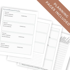 Op de afbeelding: Een stapel witte papieren pagina's met een turquoise rand, met de tekst "Keyword Research Tracker" en secties voor zoekwoord, maandelijkse zoekopdrachten, gerelateerde zoekopdrachten en concurrentie. De woorden "Planning Pages Included" zijn in bruin gedrukt.