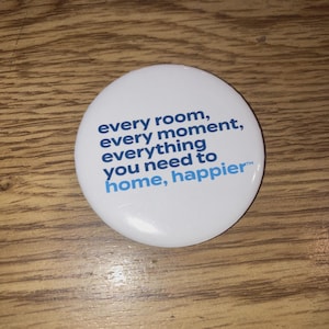 Hogar más feliz - Pin con la declaración de misión de Bed Bath & Beyond - Botón publicitario de 6,7 cm (2-5/8")