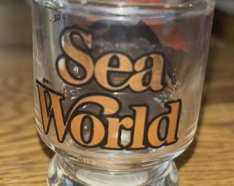 Vaso de chupito con pedestal de 2 onzas de SeaWorld Shamu, vintage de 1980.