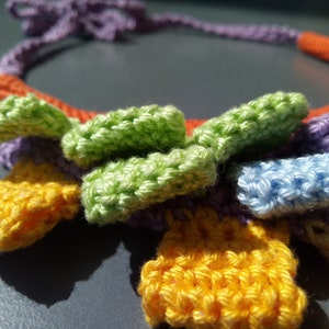 Collar de babero de ganchillo multicolor, collar de cuello textil boho, gargantilla de punto grueso geométrico, joyería de algodón de punto, accesorios de punto de hilo