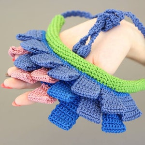 Collar babero de crochet multicolor, collar de cuello textil boho, gargantilla de punto grueso geométrico, joyería de punto de algodón, accesorios de punto de hilo