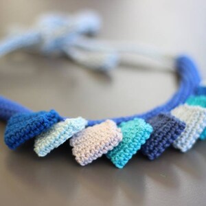 Collar babero de crochet multicolor, collar de cuello textil boho, gargantilla de punto grueso geométrico, joyería de punto de algodón, accesorios de punto de hilo