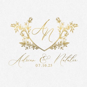 Puede incluir: Invitación de boda dorada con un diseño floral y las iniciales "A & N" en forma de corazón. El texto "Adrian & Natalie" y la fecha "07.10.25" también están incluidos.
