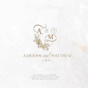 Könnte beinhalten: Ein Hochzeitsmonogramm mit den Initialen "A" und "M" in goldener Schrift, umgeben von einem floralen Kranz. Der Text "ADRIENN und MATTHEW" und das Datum "11.08.25" befinden sich unterhalb des Monogramms. Der Text "Sie wählen/wir passen an 3 Überarbeitungen inklusive bis zu 7 Tagen Dateien werden in 24-48 Stunden versendet" befindet sich am unteren Rand des Bildes.