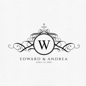 Könnte beinhalten: Schwarz-weißes Hochzeitsmonogramm-Design mit dem Buchstaben "W" in einem Kreis, umgeben von dekorativen Schnörkeln. Die Namen "EDWARD & ANDREA" und das Datum "APRIL 14, 2021" stehen darunter.