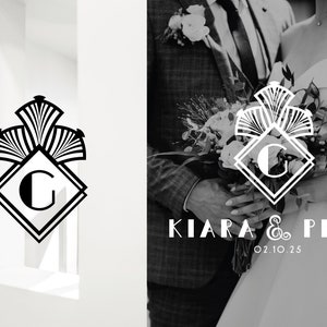 Może przedstawiać: Czarno-białe zaproszenie ślubne z graficznym wzorem stylizowanej litery G w kształcie diamentu z kwiatowym wzorem nad nią. Tekst "KIARA & PETER" i data "02.10.25" znajdują się pod grafiką.
