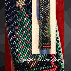 Peut inclure: Un couvre-stylo en perles avec un motif de sapin de Noël. L'arbre est vert avec des décorations rouges et une étoile dorée au sommet. Le fond est noir. Le texte "Hookin' to the Beat" est visible en bas de l'image.