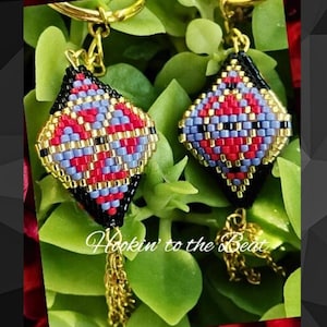 Puede incluir: Dos llaveros de cuentas con cadenas y borlas doradas. Las cuentas están dispuestas en forma de diamante con colores rojo, azul, dorado y negro. El texto "Hookin' to the Beat" es visible en la imagen.