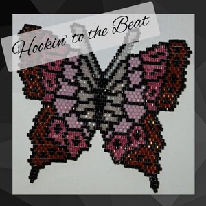 Könnte beinhalten: Ein pinkfarbenes und braunes Perlen-Schmetterlingsdesign mit dem Text "Hookin' to the Beat" darüber.