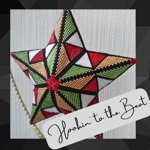 Peut inclure: Une étoile de Noël en perles avec un motif géométrique en rouge, vert, or, blanc et noir. L'étoile est suspendue à une chaîne dorée. Le texte "Hookin' to the Beat" est écrit en cursive sur un fond blanc.