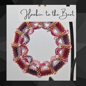 Puede incluir: Una corona de cuentas rosa, púrpura y dorada con el texto "Hookin' to the Beat" encima.