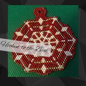 Puede incluir: Adorno navideño de cuentas rojas, blancas y doradas con un diseño de copo de nieve. El adorno tiene forma de hexágono y tiene un lazo en la parte superior para colgar. El texto "Hookin' to the Beat" es visible en la imagen.