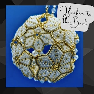 Pode incluir: Um enfeite de contas brancas e douradas com um design de estrela. O enfeite está pendurado em um fundo azul. O texto "Hookin' to the Beat" está escrito em branco sobre um fundo branco.