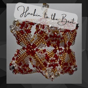 Puede incluir: Adorno en forma de estrella hecho con cuentas rojas, blancas y doradas. El adorno tiene un hilo transparente para colgar y una etiqueta con el texto "Hookin' to the Beat". El artículo es probablemente hecho a mano.