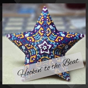 Könnte beinhalten: Ein dekorativer Stern aus Perlen in Blau, Lila, Gelb und Weiß. Der Stern hat ein geometrisches Muster und den Text "Hookin' to the Beat". Der Stern ist ein dekoratives Objekt.