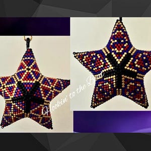 Puede incluir: Un adorno de estrella de cuentas con un patrón geométrico en tonos de rojo, azul, negro y dorado. La estrella cuelga de un lazo dorado.
