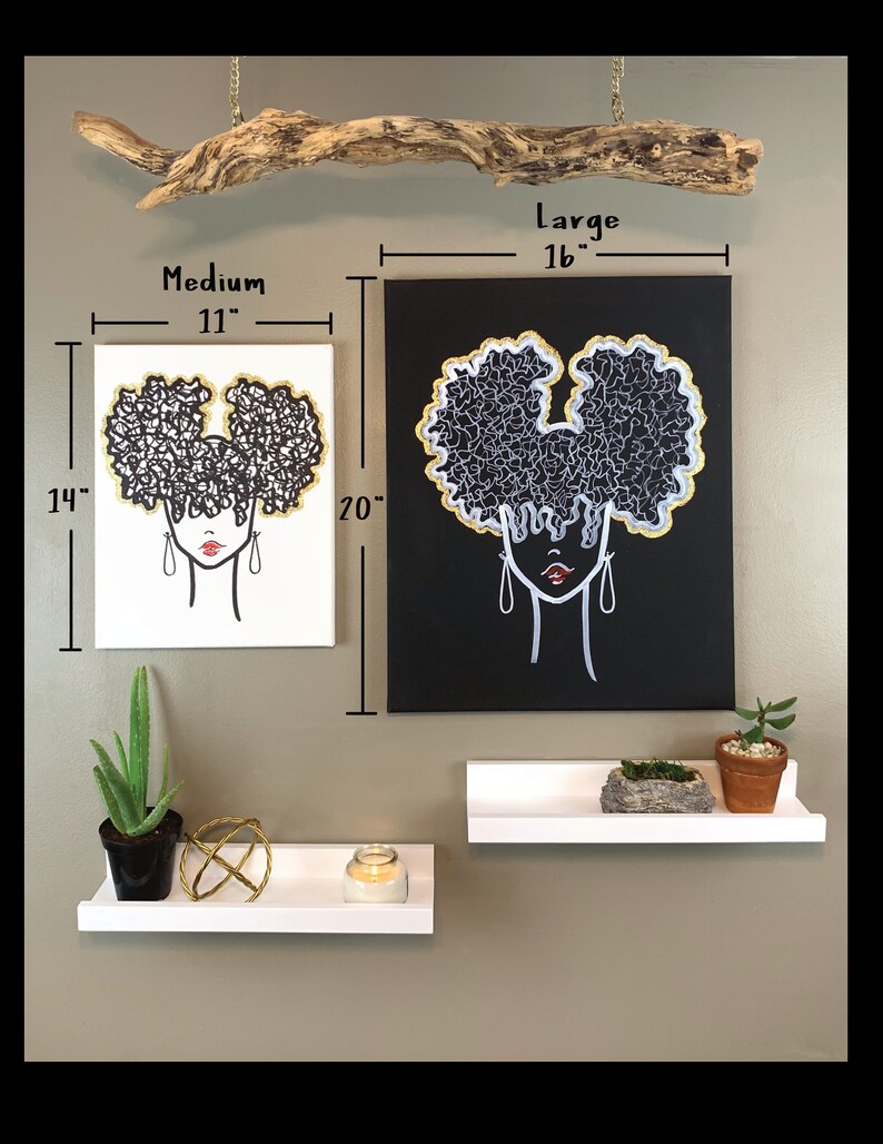 Puede incluir: Dos pinturas de lienzo en blanco y negro con detalles dorados que representan a una mujer con un peinado afro. La pintura m&aacute;s grande tiene 40,6 cm de ancho y 50,8 cm de alto. La pintura m&aacute;s peque&ntilde;a tiene 27,9 cm de ancho y 35,6 cm de alto. Las pinturas est&aacute;n colgadas en una pared con estantes blancos debajo.