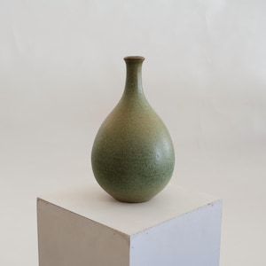 Vaso de cerâmica verde suave em forma de lágrima