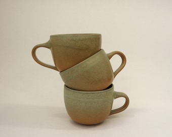 Taza de gres verde óxido hecha a mano