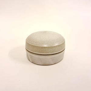 Joyero con tapa de cerámica, caja de almacenamiento pequeña hecha a mano, caja de cerámica de gres de color blanco roto, bote para baratijas