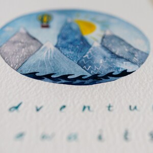 K&ouml;nnte beinhalten: Aquarellmalerei eines Hei&szlig;luftballons, der &uuml;ber Berge mit einer Sonne am Himmel fliegt. Der Text "adventure awaits" steht unter dem Bild.