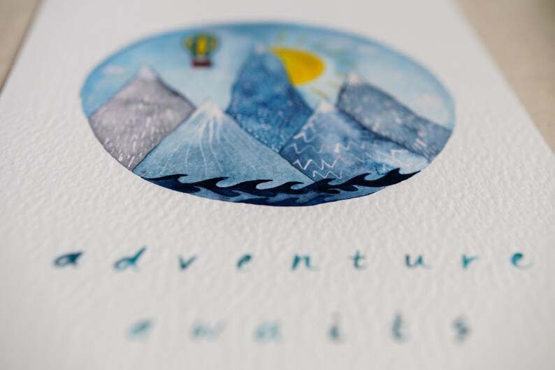 K&ouml;nnte beinhalten: Aquarellmalerei eines Hei&szlig;luftballons, der &uuml;ber Berge mit einer Sonne am Himmel fliegt. Der Text "adventure awaits" steht unter dem Bild.