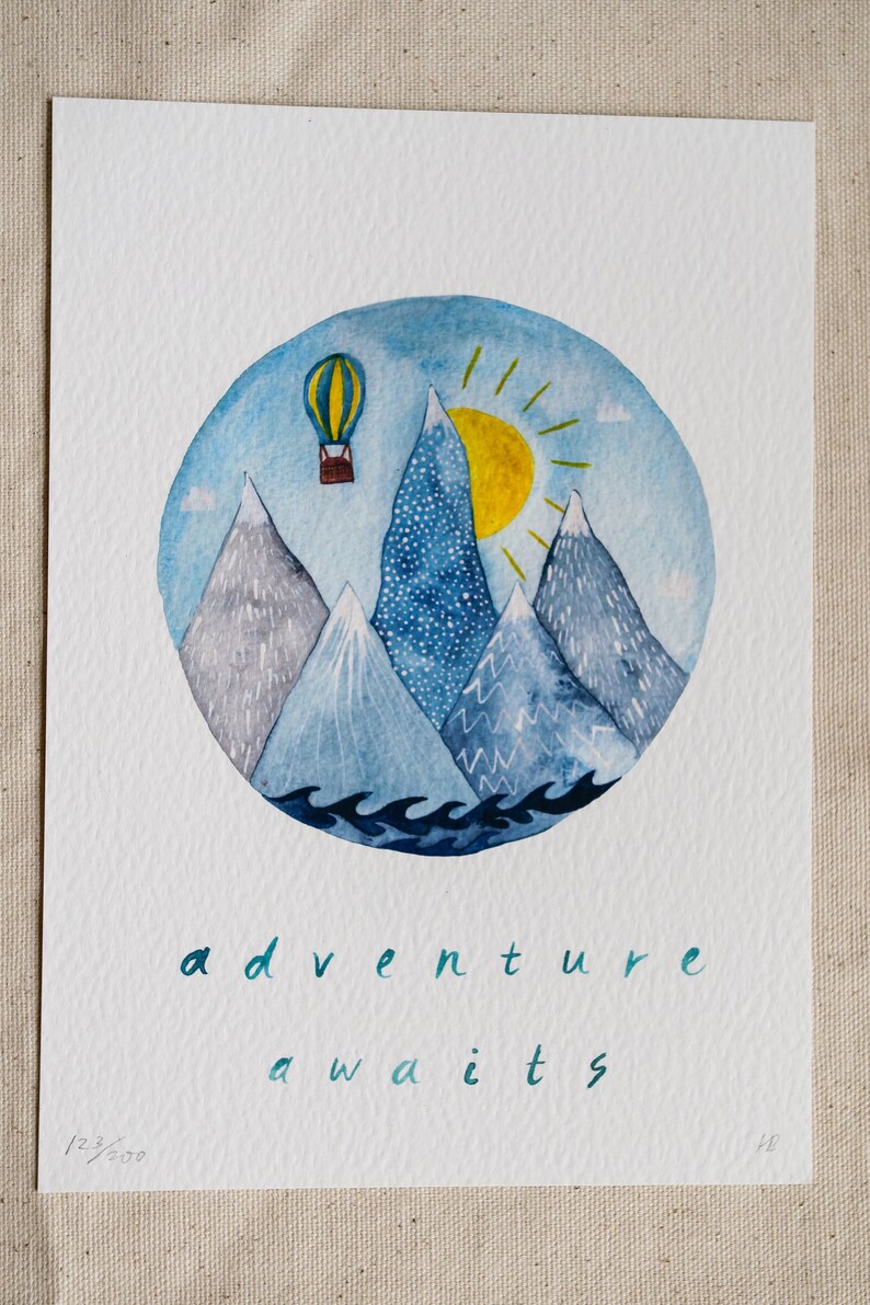 K&ouml;nnte beinhalten: Aquarellmalerei eines Hei&szlig;luftballons, der &uuml;ber Berge mit einer Sonne am Himmel fliegt. Der Text "adventure awaits" steht unter dem Bild.
