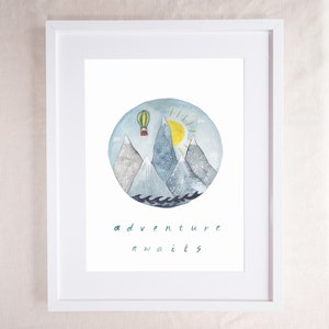 K&ouml;nnte beinhalten: Eine Aquarell-Illustration eines Hei&szlig;luftballons, der &uuml;ber eine Bergkette fliegt, mit einer Sonne, die am Himmel scheint. Die Illustration befindet sich in einem Kreis mit dem Text "adventure awaits" darunter.