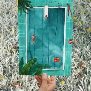 Könnte beinhalten: Aquarellmalerei eines Schwimmbeckens mit zwei Schwimmern in roten Badeanzügen. Das Becken ist türkis mit weißen Linien und einem grünen Fliesensaum. Ein roter Rettungsring schwimmt im Wasser. Grüne Blätter und ein Farn befinden sich in den Ecken.