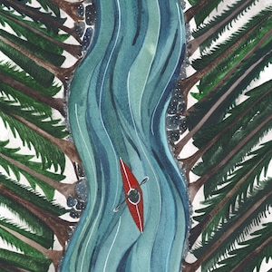 Op de afbeelding: Een luchtfoto van een rode kajak die een turquoise rivier afvaart, omringd door donkergroene dennenbomen.