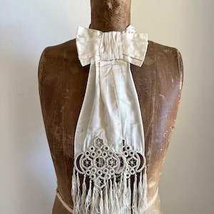 Franse zijden strik of communie sjerp met kant en franjes begin jaren 1900, gotische steampunk Whitby witte vampierstrik das of jabot, gothic bruiloft