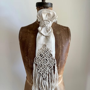 Franse zijden strik of communie sjerp met kant en franjes begin jaren 1900, gotische steampunk Whitby witte vampierstrik das of jabot, gothic bruiloft