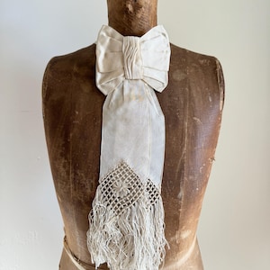 Franse zijden strik- of communiesjerp begin jaren 1900 met mooie franjes - Frans shabby-chic decor en bruiloft