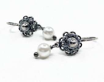 Silver Dutch knot and Pearl earrings, bridal jewelry Dutch heritage, Zeeuwse knoop oorbellen, dark silver dangle earrings, Victorian jewelry