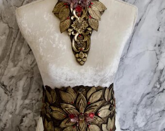 Cinturón y collar de corsé de latón antiguo: hojas de filigrana y alas de cigarra