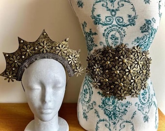 Conjunto de tocado de filigrana de latón: corona de cristal de fantasía, collar y cinturón