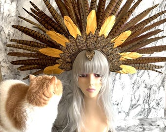 SOLO PARA COLECCIÓN Tocado con halo de plumas doradas, marrones y negras con filigrana y cinturón de corsé dentado, armadura de fantasía steampunk alternativa