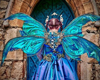 SOLO RECOGIDA. No se ofrece envío a domicilio para este artículo. Grandes alas de fantasía Steampunk de filigrana dorada de hada azul iridiscente.