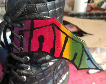 Asas de sapato de couro feitas à mão do arco-íris do orgulho gay